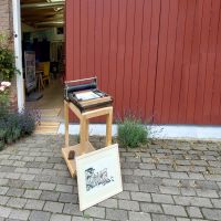 Teken-design een werkplaats/atelier vol gebruikskunst, drukwerk en kunst-cadeautjes
